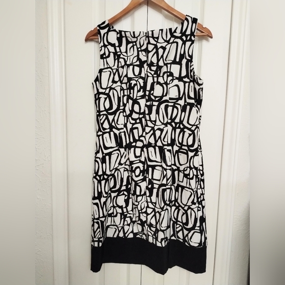 Black and White Abstract Print Sheath Dress - Picture 6 of 8